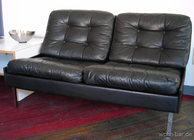2sitzer-so07 sofa zweisitzer, ende 60er jahre,<br>
guter zustand, leder, chromfsse,<br>
b 120cm, t 80cm, h 70cm, sitzh 34cm,<br>
verkauft