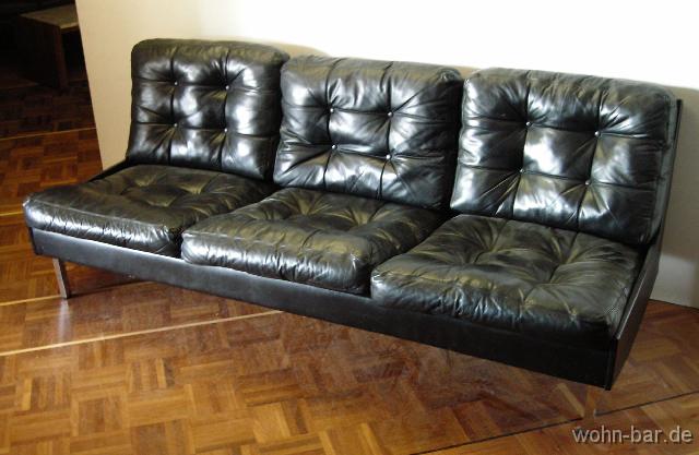 3sitzer-so08 sofa dreisitzer, ende 60er jahre,<br>
guter zustand, leder, chromfsse,<br>
b 180cm, t 80cm, h 70cm, sitzh 34cm,<br>
verkauft