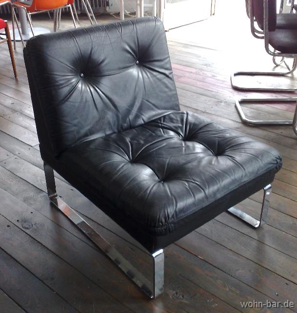 kufensessel 70er jahre sessel,<br>
schwarzes leder, chromgestell,<br>
b 65cm, t 80cm, h 78cm, sitzh 40cm,<br>
verkauft